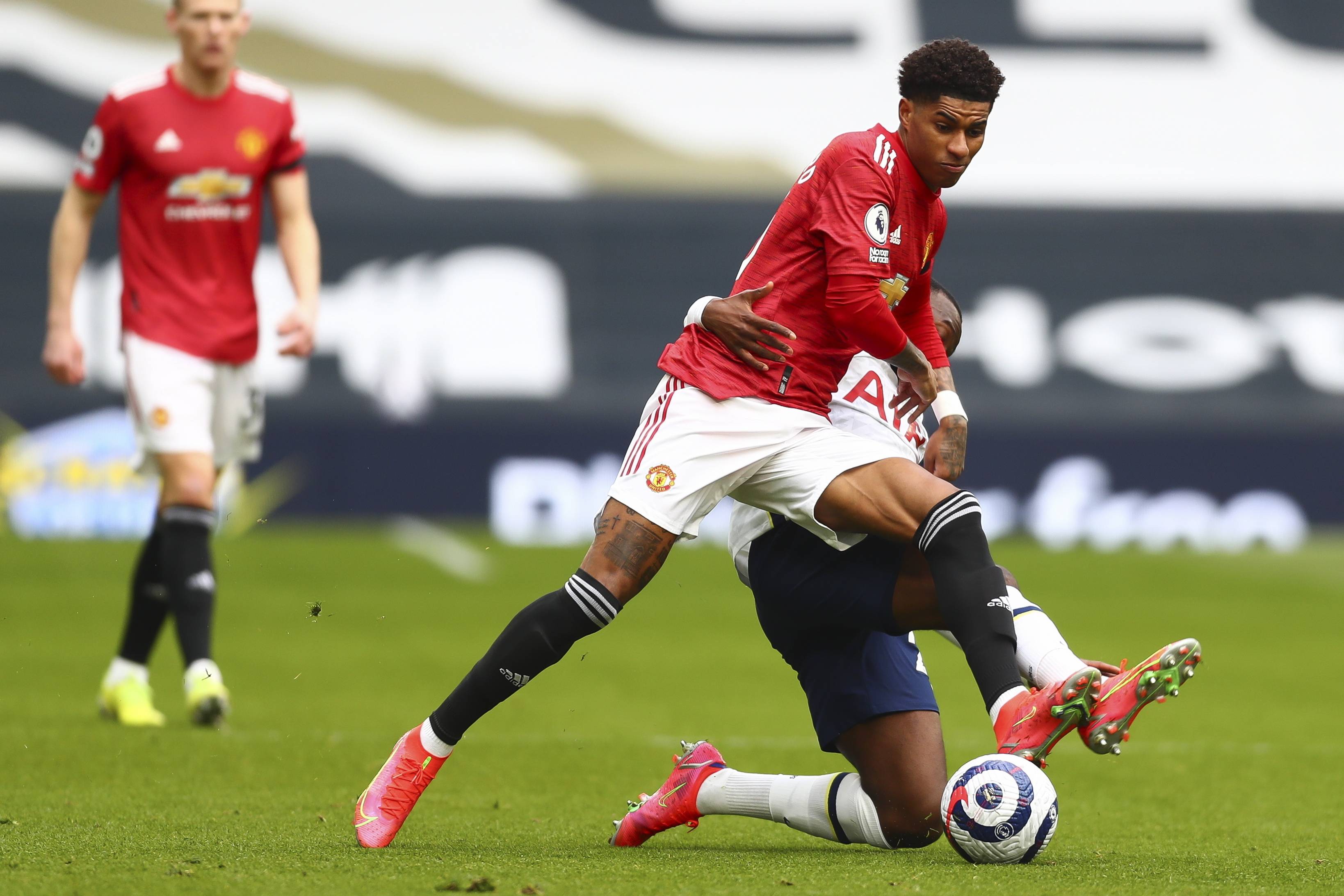 亚马尔的梦幻11人阵容:罗纳尔多突前,6前锋4后卫.